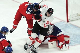 Naděje před Švýcary. Hokejisté při tréninku vítali na ledě navrátilce - Sport.cz